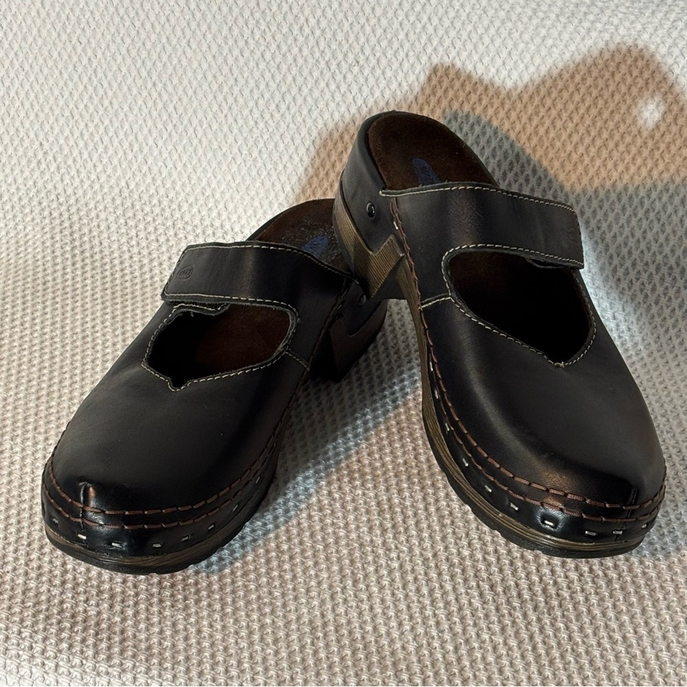 WOLKY Sz 42 Black Leather Clogs with Rivets and Front Seam Suede Insole Velcro